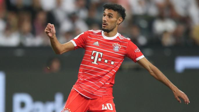 الدولي المغربي نصير مزراوي يكافىء جوليان ناجلسمان مدرب بايرن ميونيخ الألماني