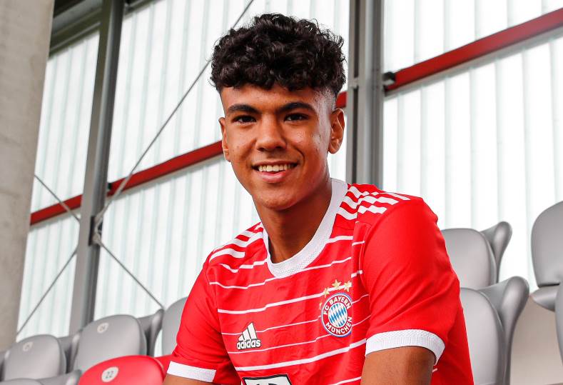 المغربي الصاعد آدم أزنو يلتحق بنصير مزراوي في بايرن ميونيخ الألماني بعد إصابة ديفيز