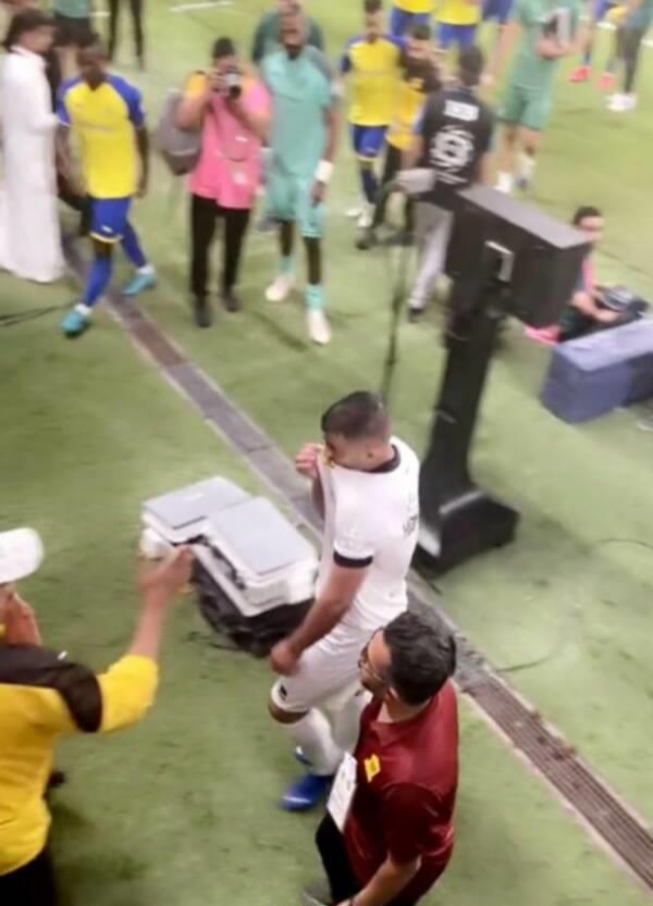 رد المغربي عبدالرزاق حمدالله، مهاجم نادي الاتحاد، على جماهير النصر، التي أطلقت صافرات الاستهجان ضده، في المباراة التي جمعت الفريقين مساء اليوم الأحد على ملعب مرسول بارك، ضمن منافسات الجولة الخامسة من دوري روشن السعودي. أداء كارثي من المغربي حمد الله في مباراة النصر ويدخل في صراعات مع الجماهير بالرد عليهم