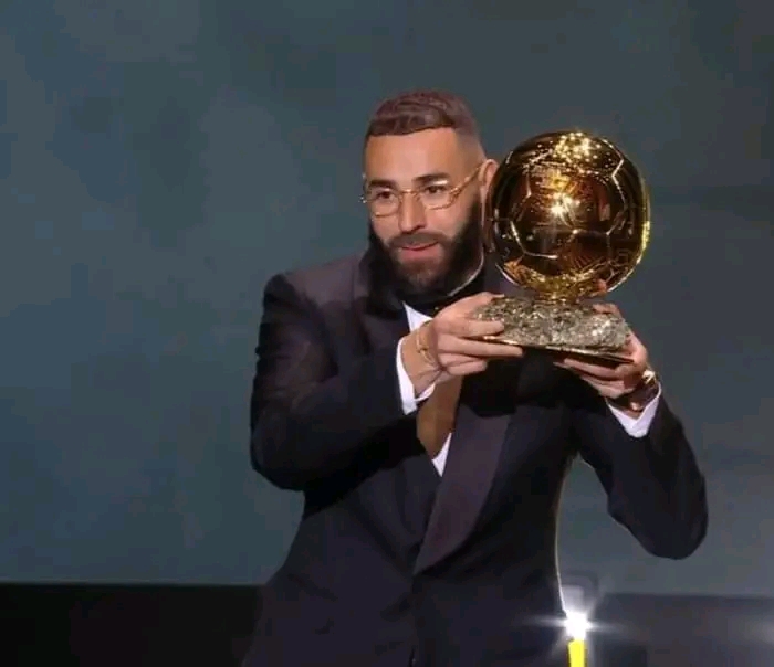 الفرنسي كريم بنزيما مهاجم ريال مدريد الإسباني يفوز بجائزة الكرة الذهبية لأفضل لاعب في العالم