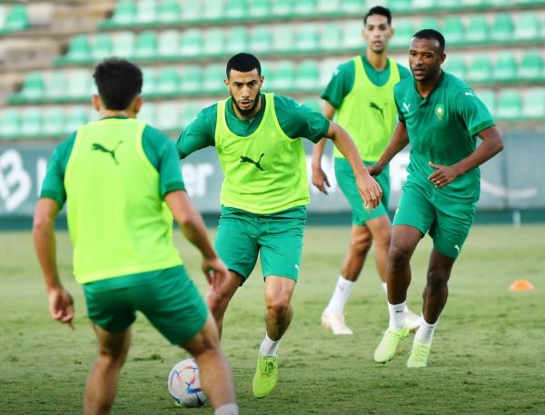 الناخب الوطني وليد الركراكي يستنجد بلاعبي البطولة الوطنية المغربية والمحترفين بالخليج لتعويض الغيابات البارزة وتدعيم تشكيل أسود الأطلس في مونديال قطر القادم