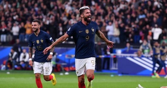 أوليفيه جيرو مهاجم منتخب فرنسا يثير قلق الجهاز الفني للديوك بقيادة مديره الفني ديديه ديشامب