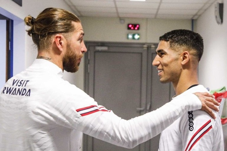 النجم المغربي أشرف حكيمي لاعب باريس سان جيرمان الفرنسي يبدي عدم رضاه على قرار مدرب المنتخب الإسباني بخصوص سرجيو راموس