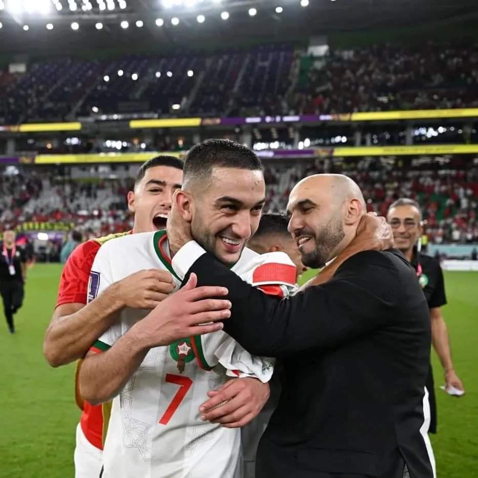 الإمارات العربية المتحدة وليد الركراكي يجهز القائد الجديد الدولي المغربي حكيم زياش لاعب تشيلسي الإنجليزي على طريقة اللاعبين الكبار
