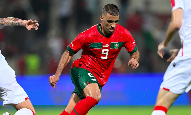 وليد الركراكي المدير الفني لمنتخب المغرب يدافع عن لاعبه عبد الرزاق حمد الله