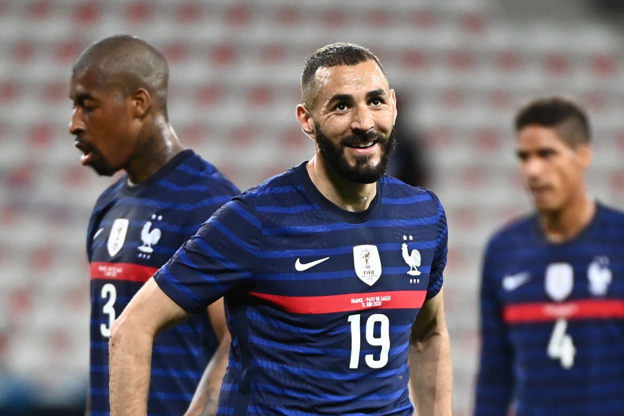 كريم بنزيما مهاجم منتخب فرنسا مهدد بالغياب عن مباريات الديوك في كأس العالم.