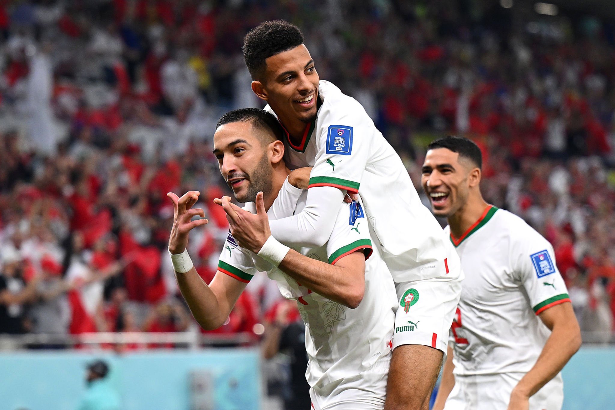 حكيم زياش نجم منتخب المغرب حكيم زياش نجم منتخب المغرب يرد على الجمهور بعد العبور التاريخي لمونديال قطر