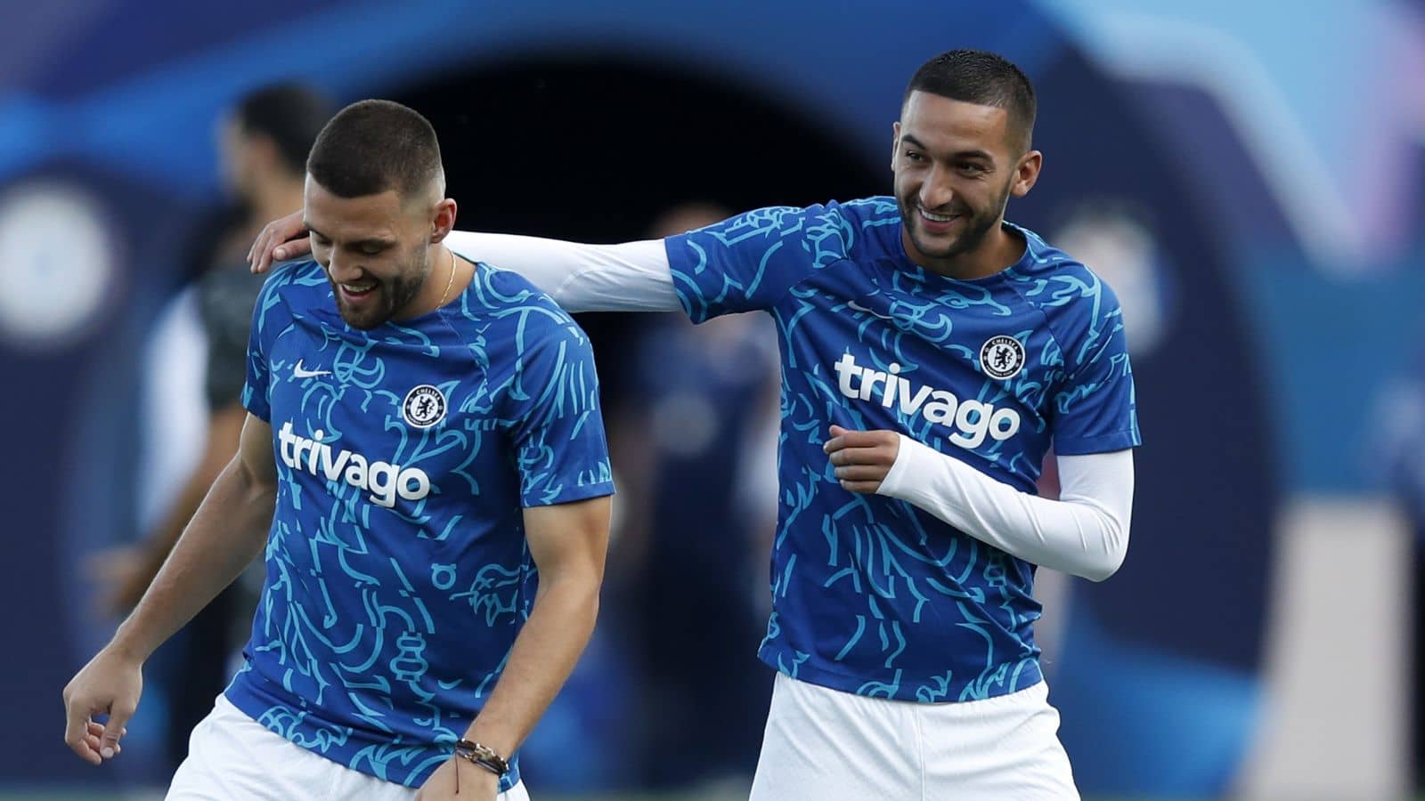 ماتيو كوفاسيتش لاعب خط وسط كرواتيا ينصف زميله الدولي المغربي حكيم زياش لاعب المنتخب الوطني المغربي