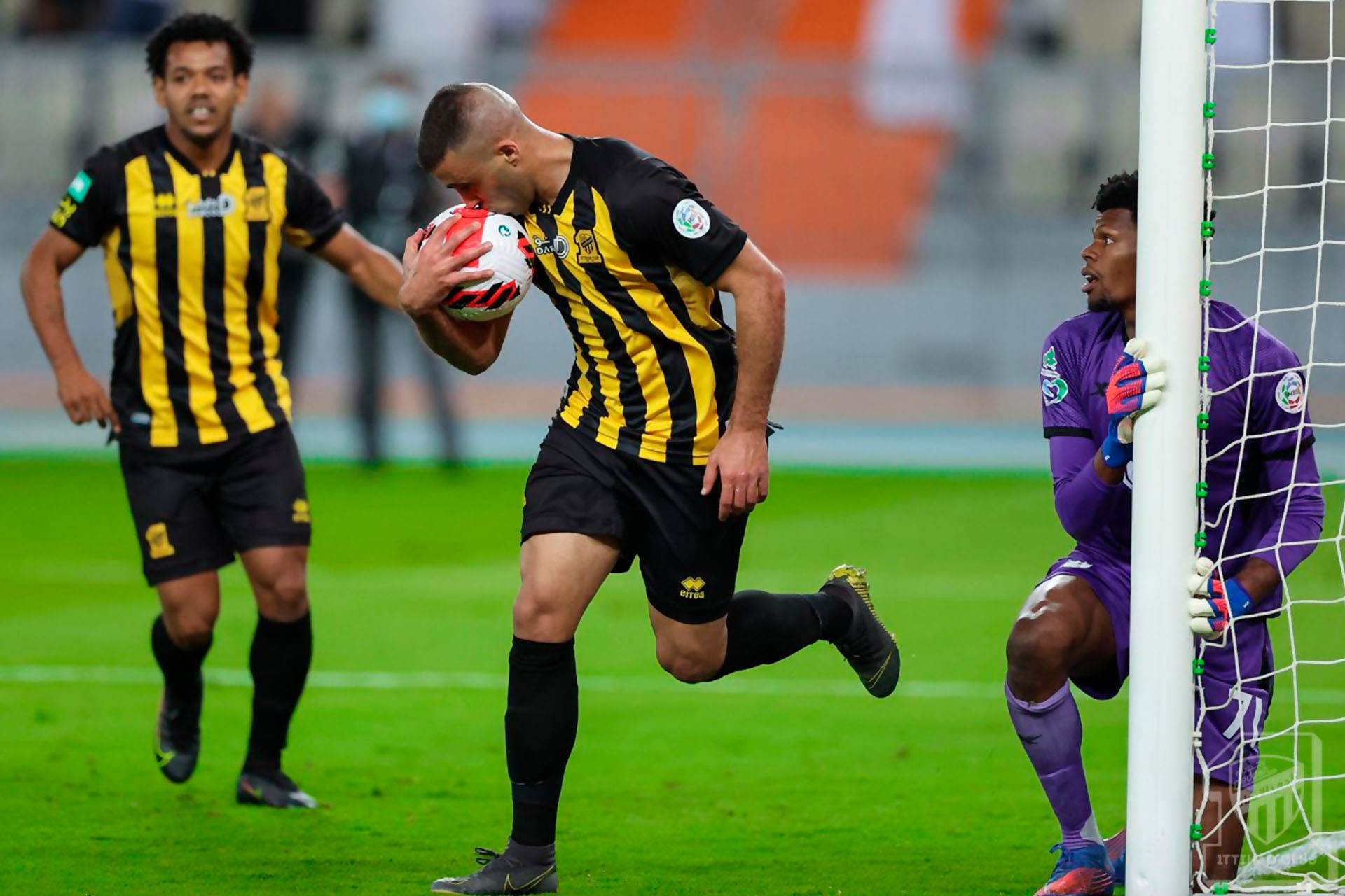 الفيفا تحتفي بالمهاجم الدولي المغربي عبد الرزاق حمد الله واللاعب يرد على الجماهير