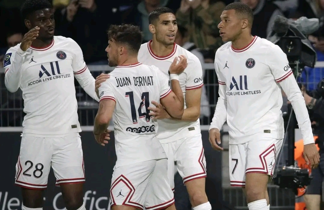 الظهير الأيمن المغربي أشرف حكيمي والظهير الأيسر الفرنسي ثيو هيرنانديز لاعب نادي الميلان الإيطالي في صفقة بشروط مبامبي