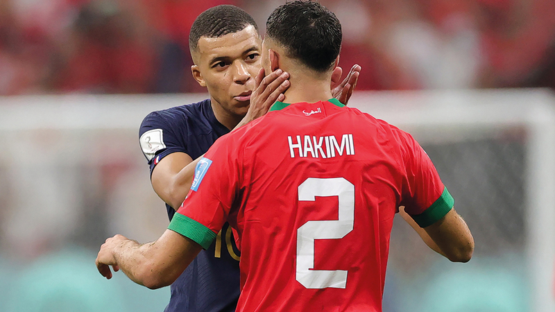 أشرف حكيمي نجم باريس سان جيرمان يستقدم زميله في الفريق كيليان مبابي إلى المغرب