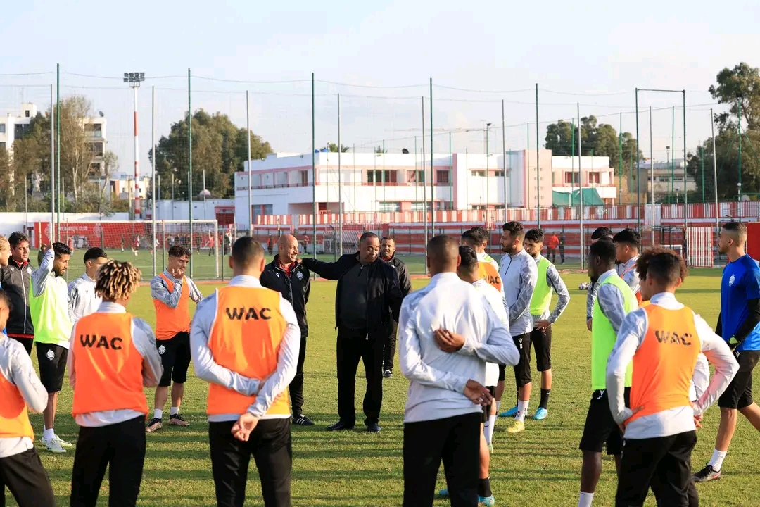 سعيد الناصري رئيس المكتب المديري لنادي الوداد الرياضي يحضر تداريب الفريق الأحمر استعدادا لدوري ابطال افريقيا بعد الخروج المفاجئ من كأس العالم للأندية