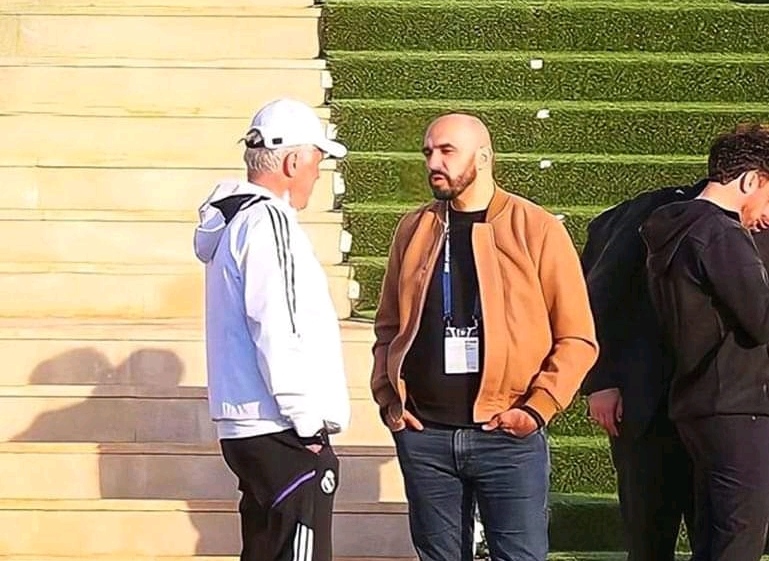 المدرب الإيطالي كارلو أنشيلوتي ينصف وليد الركراكي في أول لقاء بينهما في مران ريال مدريد الإسباني