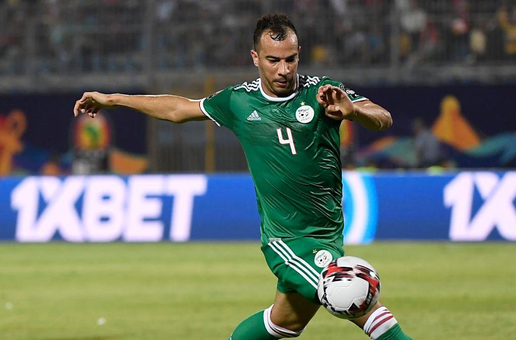 الجزائر الدولي الجزائري جمال بن العامري يحط الرحال بالدار البيضاء ويعود لحسم تواجده مع الوداد الرياضي