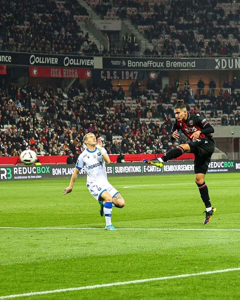 الظهير الأيسر المغربي أيوب عمراوي لاعب نيس الفرنسي سينهي مشكلة المنتخب الوطني المغربي