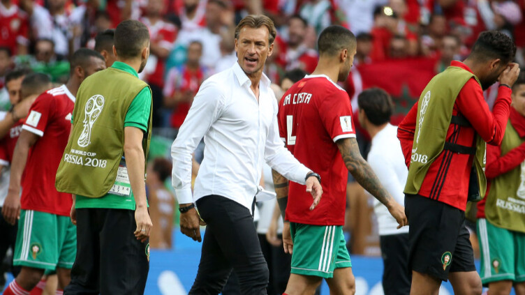 أسود الأطلس الفرنسي هيرفي رونار يثير غضب الجماهير المغربية بقراره تجاه الناخب الوطني وليد الركراكي