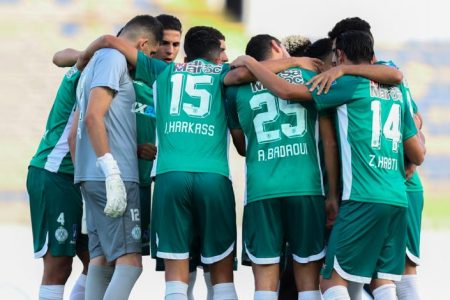 مدرب المنتخب الوطني المغربي وليد الركراكي يستعدي نجم الرجاء الرياضي لمعسكر أسود الأطلس