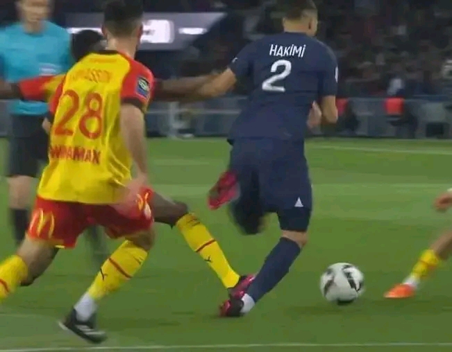 اعتذار رسمي الغاني ساليس عبد الصمد لاعب خط وسط لانس الفرنسي يرد بعد تدخله القوي على المغربي أشرف حكيمي مدافع باريس سان جيرمان