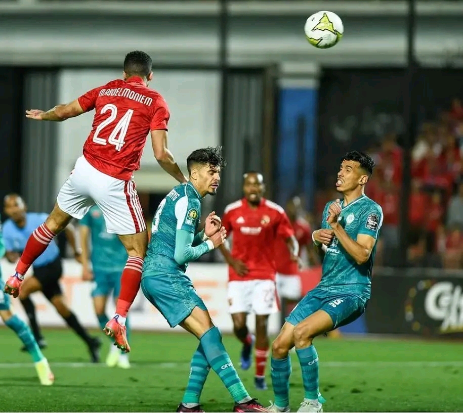 الرجاء الرياضي يخسر من الأهلي المصري و الحكم السوداني محمود إسماعيل يتصدر اعتراضات لاعبي الأهلي في مواجهة الفريق المغربي