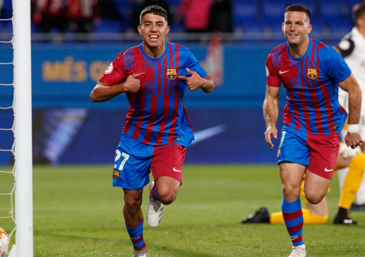 إلياس أخوماش يغادر فريقه برشلونة الإسباني إلى الدوري الانجليزي