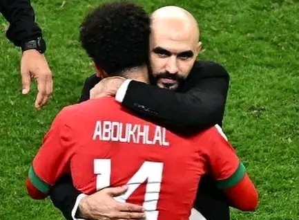 مدرب المنتخب الوطني المغربي وليد الركراكي يدخل على خط أزمة إبعاد أبوخلال و ينتصر لمهاجم أسود الأطلس