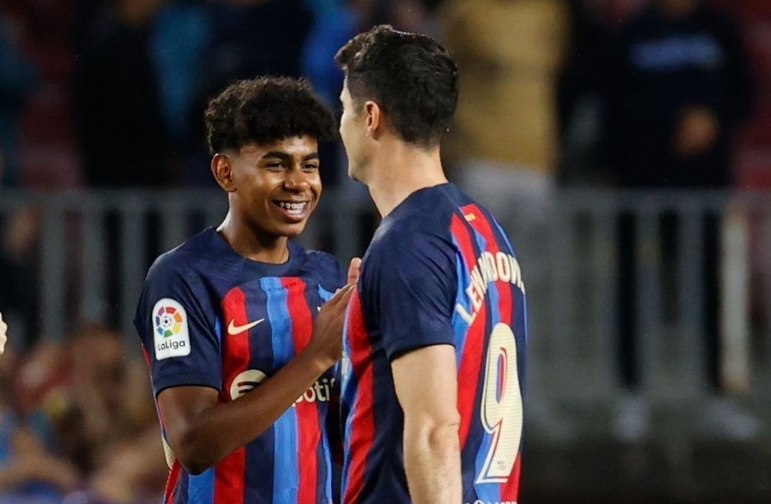 مهاجم برشلونة الإسباني لامين يامال يحمل قميص المنتخب الوطني المغربي