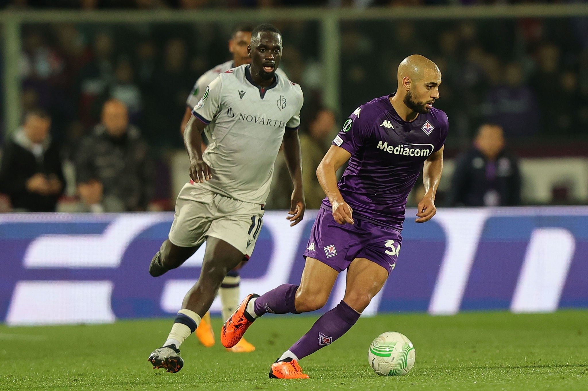 الدولي المغربي الدولي المغربي سفيان أمرابط لاعب نادي فيورنتينا يتعرض لعملية سرقة