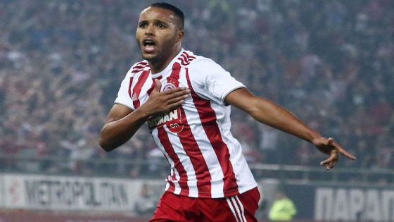 الدولي المغربي السابق يوسف العربي يحسم في الانتقال إلى فريق الوداد الرياضي