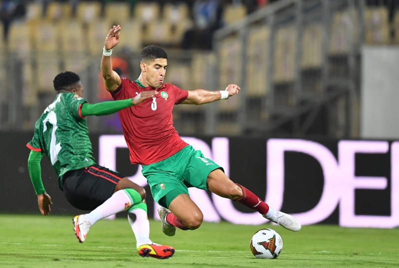 وليد الركراكي مدرب المنتخب الوطني المغربي يدفع المدافع آدم ماسينا لمغادرة معسكر أسود الأطلس