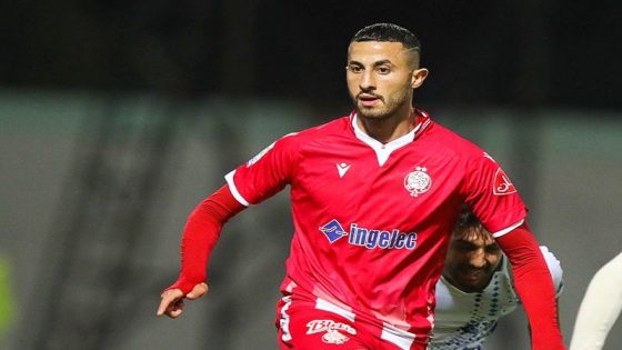 اللاعب أيمن الحسوني نجم الوداد الرياضي يتوصل إلى اتفاق مع فريقه الجديد بتدخل من المهدي بنعطية
