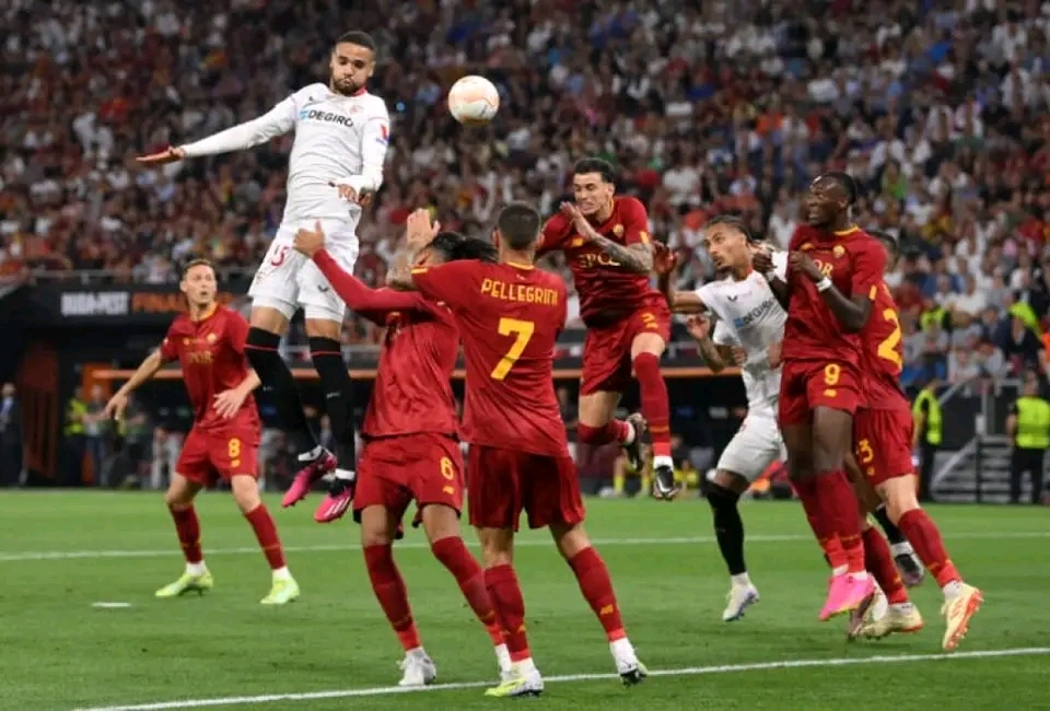 البرتغالي جوزيه مورينيو مدرب روما الإيطالي يحسم مسألة التعاقد مع اللاعب المغربي يوسف النصيري من إشبيلية الإسباني