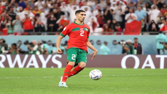 تتويج جديد ينصف الدولي المغربي أشرف حكيمي لاعب باريس سان جيرمان الفرنسي
