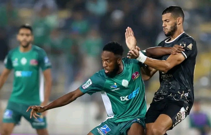 الرجاء الرياضي ينهي بشكل رسمي قضية صفقة لاعب الوسط روجي أهولو.