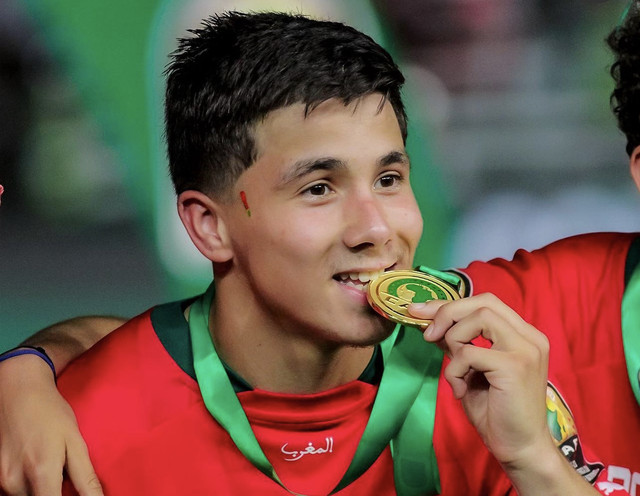 والد اللاعب يؤكد بأن وليد الركراكي يلعب ورقة بنيامين بوشواري نجم نادي سانت إتيان الفرنسي للإطاحة بلاعبين من المنتخب الوطني المغربي