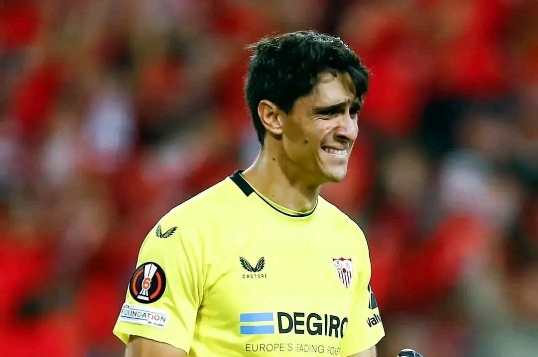 الحارس الدولي المغربي ياسين بونو بديل الإيطالي جيانلويجي دوناروما