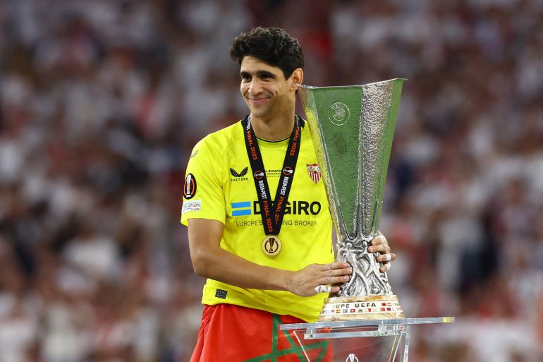 إشبيلية الإسباني حارس المنتخب الوطني المغربي ياسين بونو يحسم مسألة الانتقال إلى الدوري السعودي ومغادرة إشبيلية الإسباني