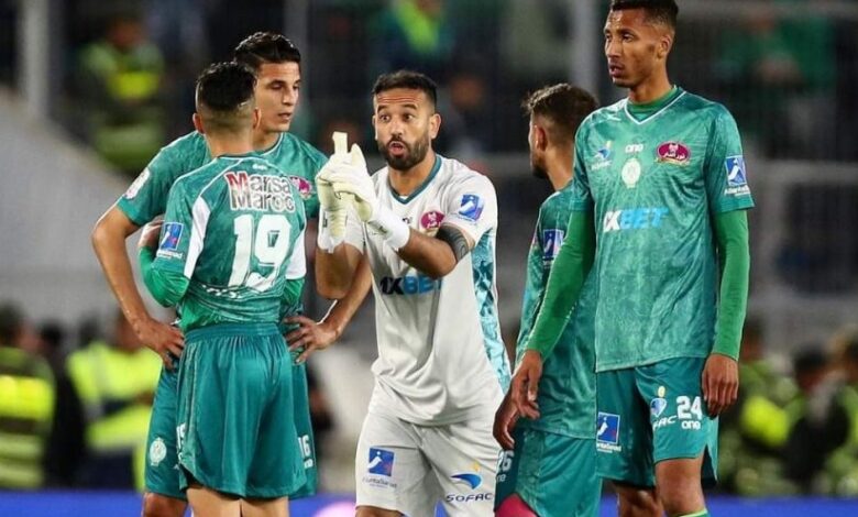 مجموعة من اللاعبين في فريق الرجاء الرياضي يجرون الفريق الأخضر إلى لجنة النزاعات ويورطون رئيس الفريق