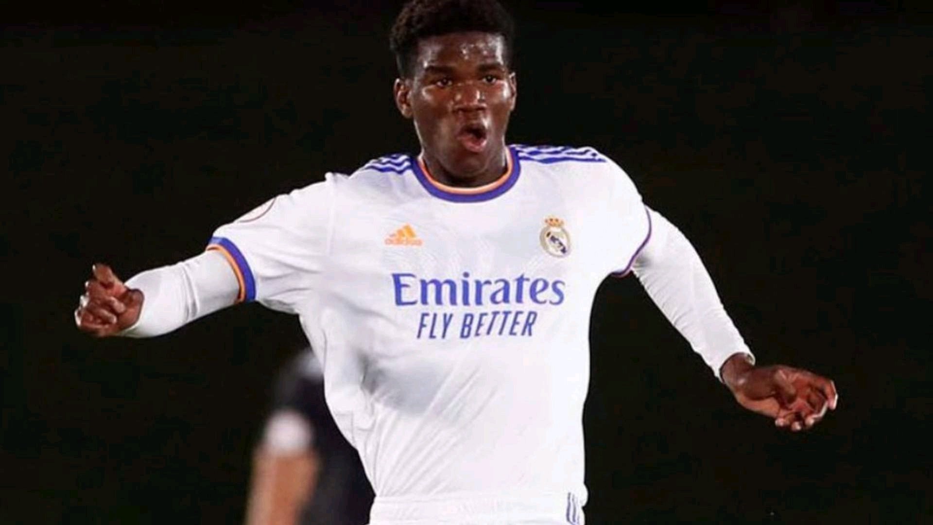 مدافع مغربي بطلب من المدرب كارلو أنشيلوتي لخلافة المدافع إيدير ميليتاو