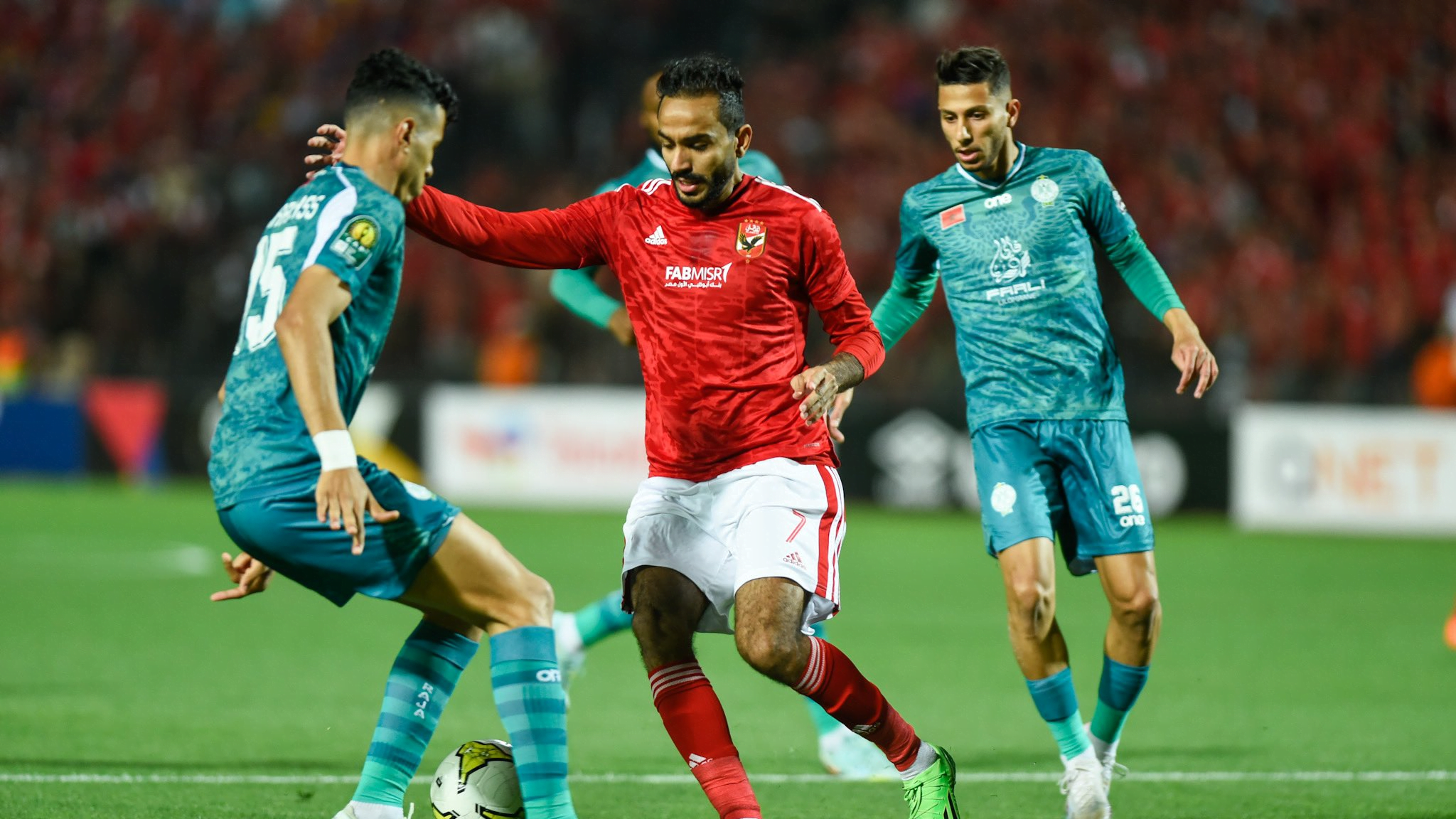 كشف محمد بودريقة رئيس الرجاء الرياضي، أن فريقه يرغب في التعاقد مع الكونغولي والتر بواليا لاعب الأهلي المصري، خلال الانتقالات الصيفية الجارية. وكيل أعمال مهاجم الأهلي المصري نجم الأهلي يقلب الطاولة على محمد بودريقة رئيس الرجاء الرياضي ويحول اللاعب إلى الوداد الرياضي