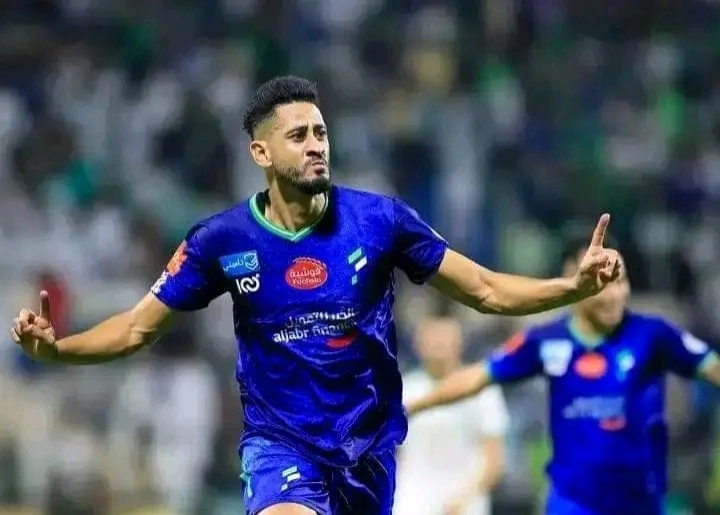 وليد الركراكي يستدعي الدولي المغربي مراد باتنة مهاجم نادي الفتح السعودي