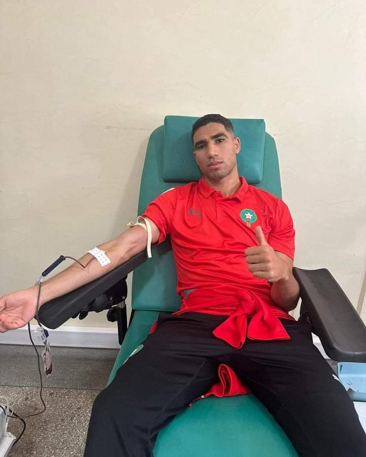 أعضاء المنتخب الوطني المغربي لكرة القدم يساهمون في عمليات التبرع بالدم بالمركز الجهوي لتحاقن الدم بأكادير.