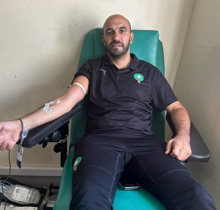 أعضاء المنتخب الوطني المغربي لكرة القدم يساهمون في عمليات التبرع بالدم بالمركز الجهوي لتحاقن الدم بأكادير.