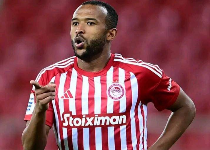 الدولي المغربي أيوب الكعبي يواصل الإبهار مع أولمبياكوس و يكسب معركة وليد الركراكي