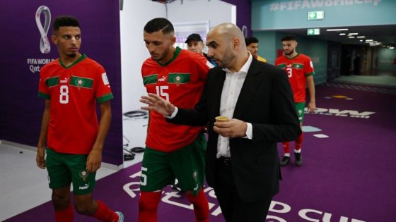 المدرب وليد الركراكي يلتقي الدولي المغربي سليم أملاح لاعب فالنسيا الإسباني