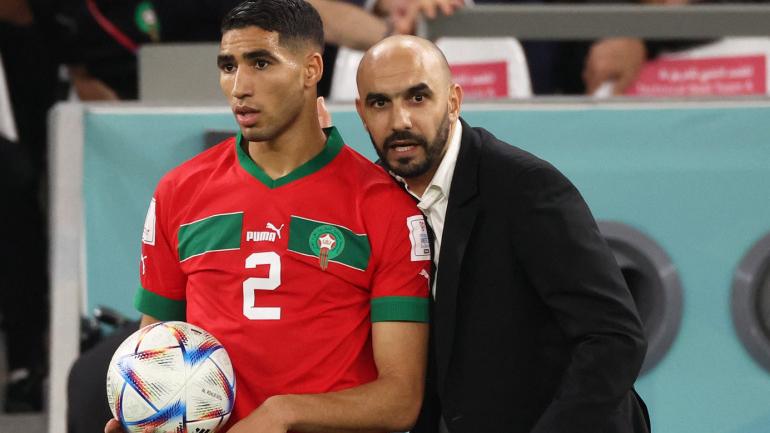 المدرب الفرنسي كلود لوروا ينصف مدرب المنتخب الوطني المغربي وليد الركراكي و الأخير يتصدر قائمة الأفضل في الكاف