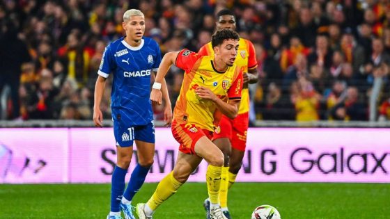 متوسط ميدان نادي لانس الفرنسي نائل العيناوي يخلف لاعب جديد في المنتخب المغربي في كأس أفريقيا