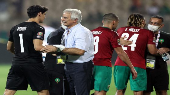 Morocco's coach Vahid Halilhodzic (C) celebrates with his players at the end of the Africa Cup of Nations (CAN) 2021 football match between Morrocco and Ghana at Ahmadou Ahidjo stadium in Yaounde, on January 10, 2022. (Photo by Kenzo Tribouillard / AFP)