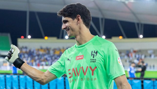 استبعاد الحارس المغربي ياسين بونو حارس الهلال السعودي من سباق الفوز بالكرة الذهبية الإفريقية وأسماء بارزة خارج السباق