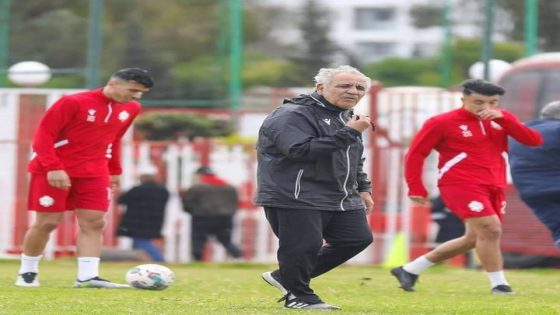 التونسي فوزي البنزرتي مدرب فريق الوداد الرياضي يبعد لاعبين قبل مواجهة تطوان