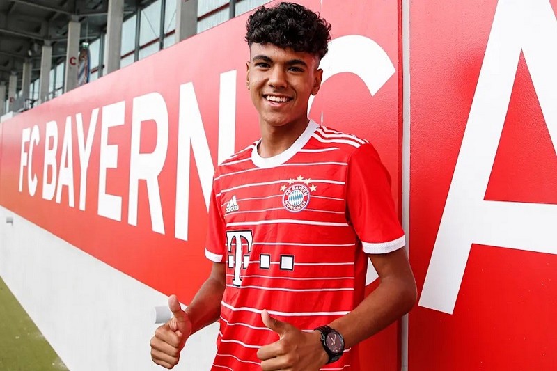 اللاعب المغربي آدم أزنو الظهير الأيسر لفريق بايرن ميونخ الألماني ضمن قائمة أفضل لاعبي العالم